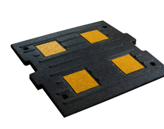 Angled view of a 30 mm rubber speed bumper with yellow reflective panels, manufactured by Tereno Eco.