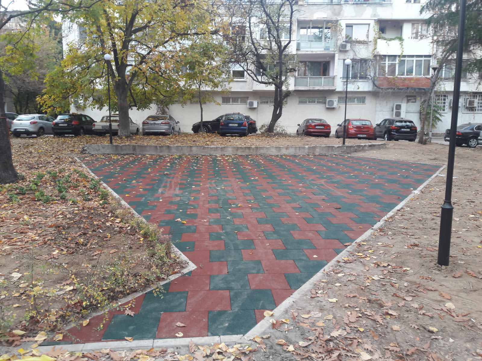 montaj-kauchukova-nastilka-gradska-sreda-tereno-eko.jpg Professional installation of three-color shock-absorbing rubber flooring by Tereno Eco in an urban park area.