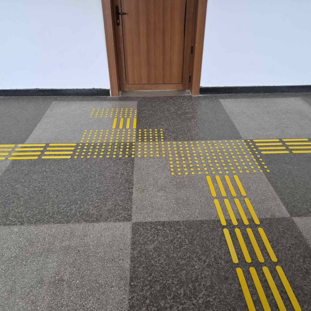 covoare-tactile-usa-scoala-yablanitsa Covoare tactile instalate în fața ușii pentru orientarea sigură în școli - TERENO ECO.
