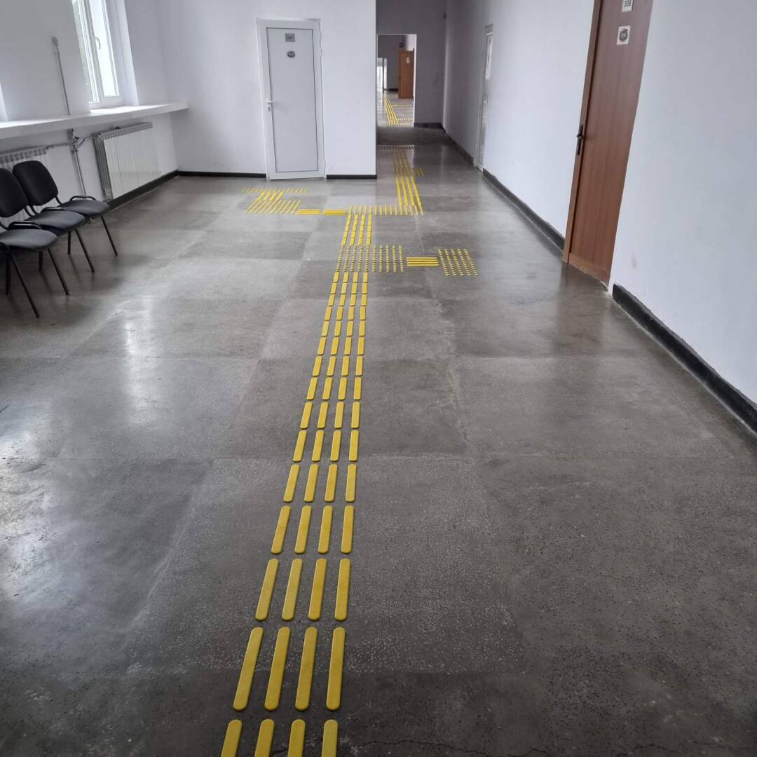 covoare-tactile-scoala-ghidare-yablanitsa Covoare tactile profesionale instalate pe coridorul școlii din Yablanitsa pentru accesibilitate - TERENO ECO.