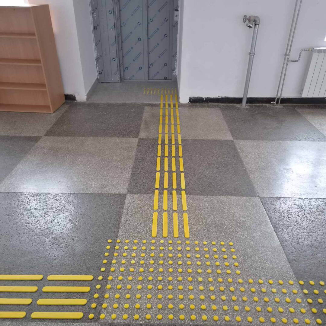 covoare-tactile-intrare-scoala-yablanitsa Covoare tactile de ghidare și avertizare în fața intrării, instalate în școala din Yablanitsa - TERENO ECO.