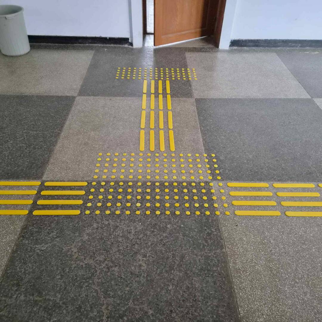 covoare-tactile-nod-scoala-yablanitsa Detaliu intersecție covoare tactile din TPU pentru orientare și avertizare în școli - TERENO ECO.
