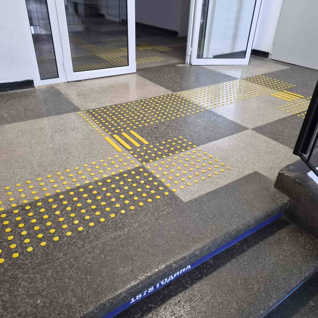 covoare-tactile-scari-intrare-scoala-yablanitsa Covoare tactile de avertizare și ghidare în fața scărilor, instalate în școala din Yablanitsa - TERENO ECO.