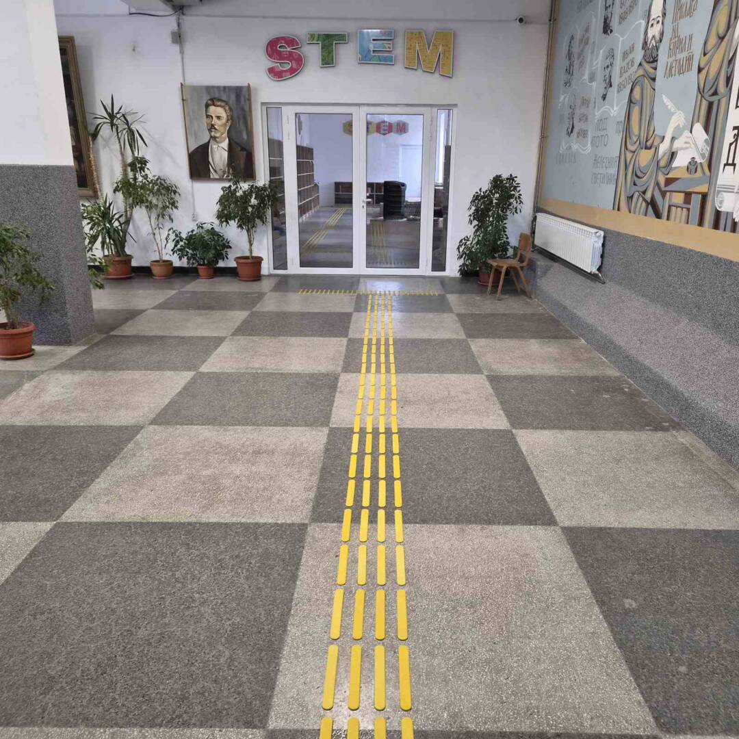 covoare-tactile-centru-stem-yablanitsa-scoala Covoare tactile de ghidare către centrul STEM, instalate în școala din Yablanitsa - TERENO ECO.