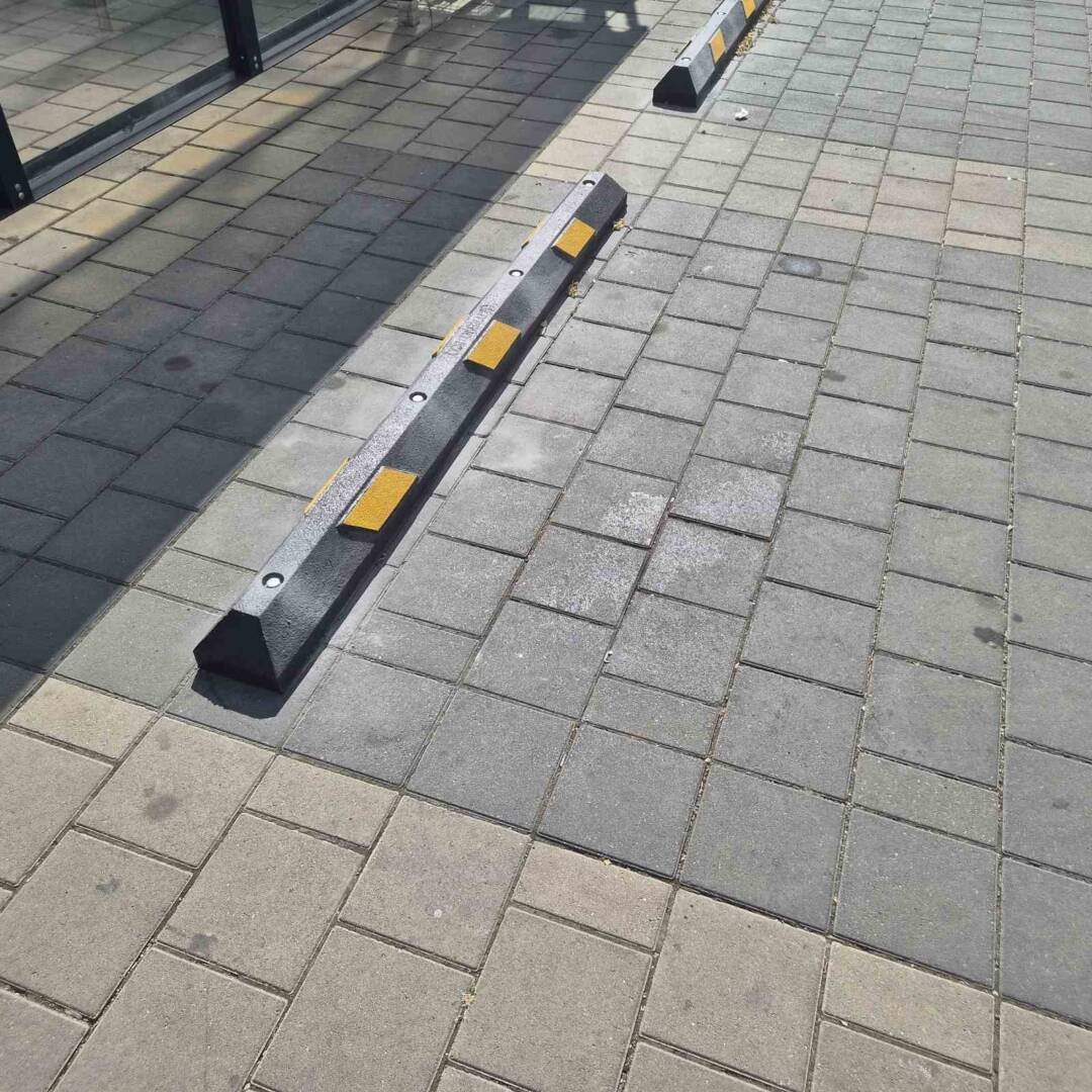 Limitator de parcare din cauciuc negru cu galben montat pe pavaj din beton Opritor din cauciuc pentru parcare la spații comerciale
