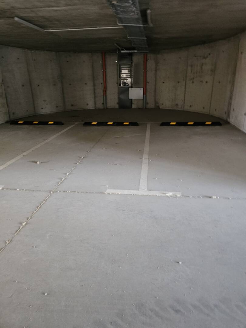 Opritoare de parcare din cauciuc de 180 cm cu benzi galbene reflectorizante montate pe beton Opritor de parcare din cauciuc reciclat 180 cm – Tereno Eco