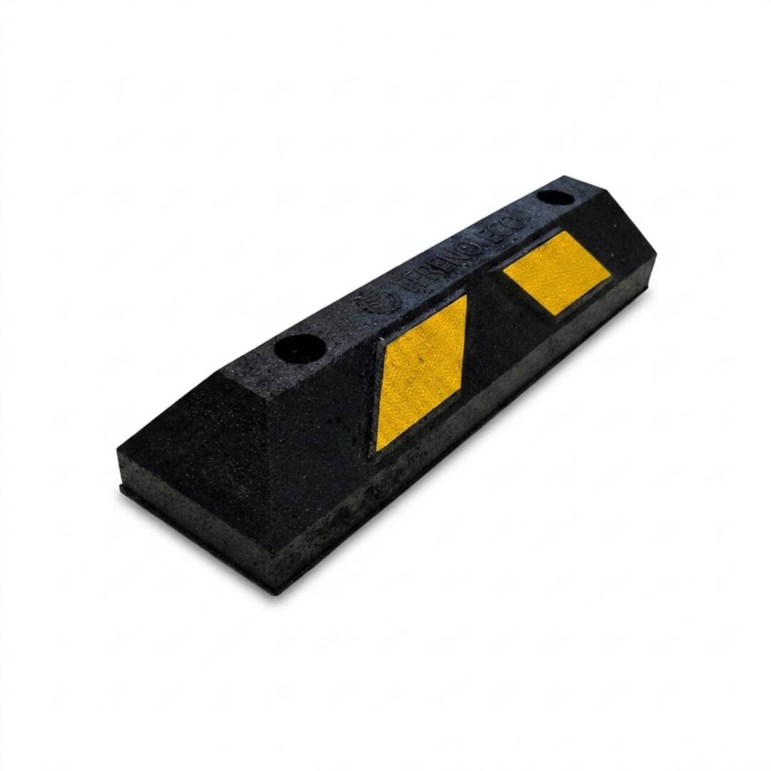 gumen-stoper-za-avtomobili-550mm.jpg Гумен стопер за автомобили от черен каучук с жълти светлоотразителни елементи, изолиран на бял фон.